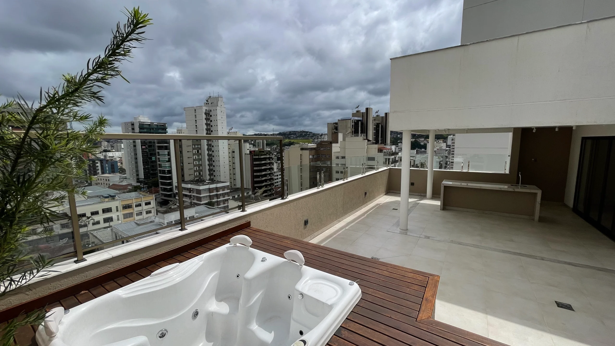 Cobertura em Juiz de Fora no Santa Helena com 5 suítes