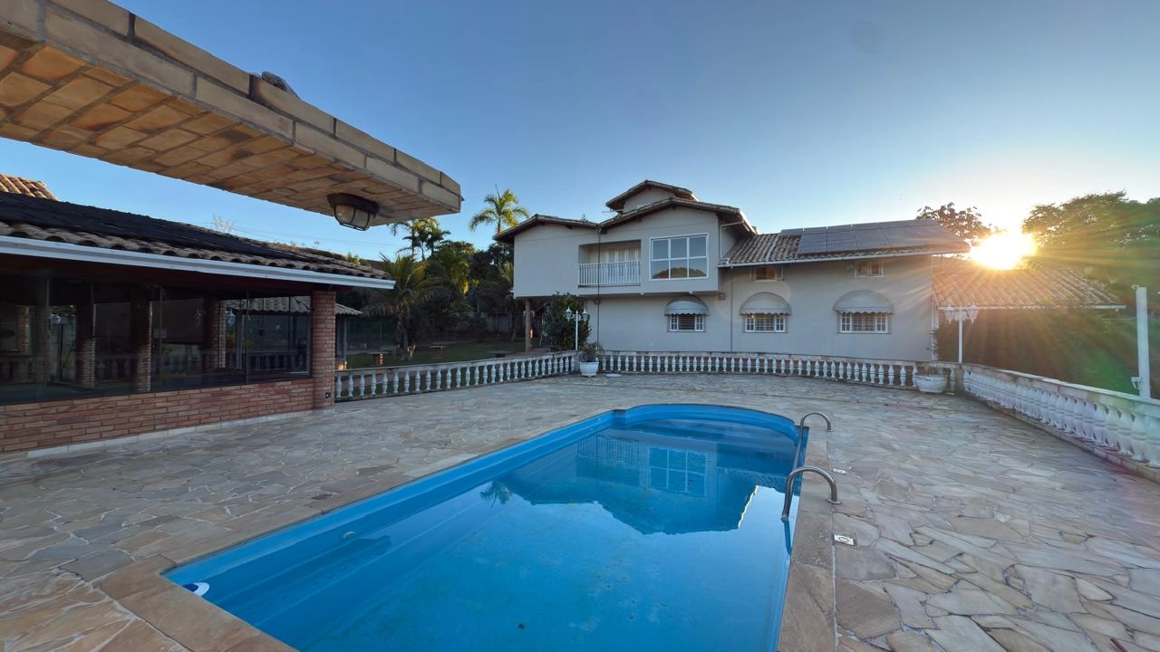 Casa em Juiz de Fora no bairro Benfica – Condomínio fechado com 5 quartos, piscina aquecida e 3.200 m² de terreno